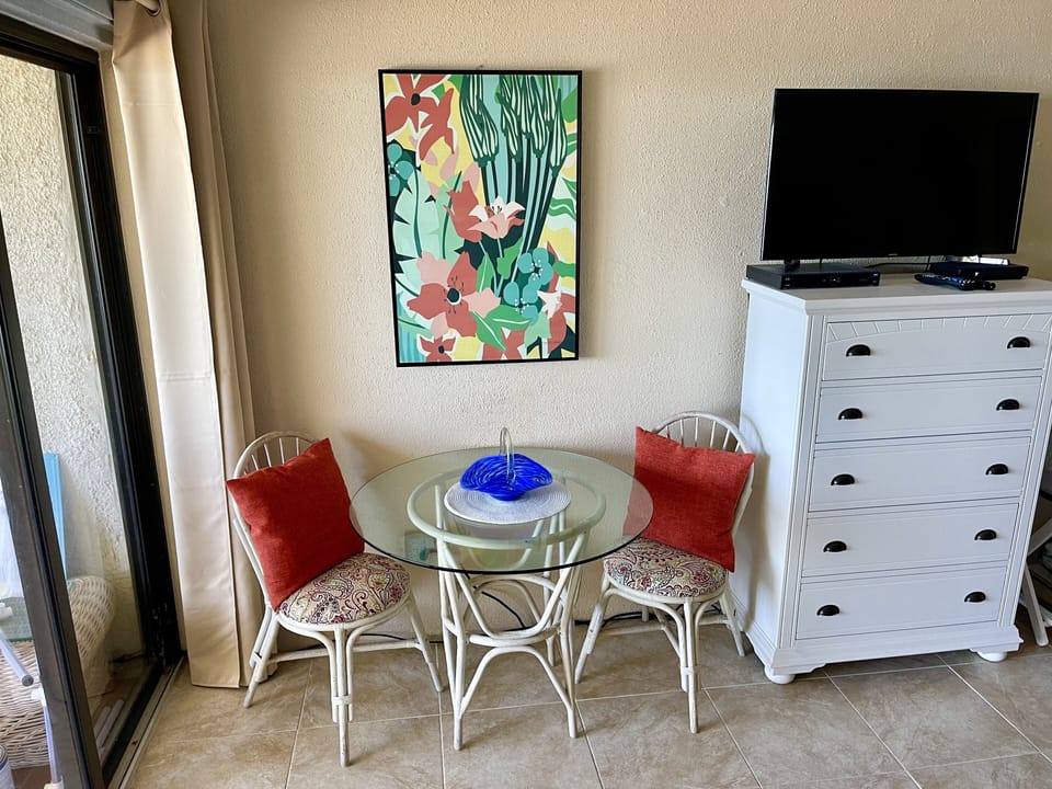 Studio 212 - Dining Area