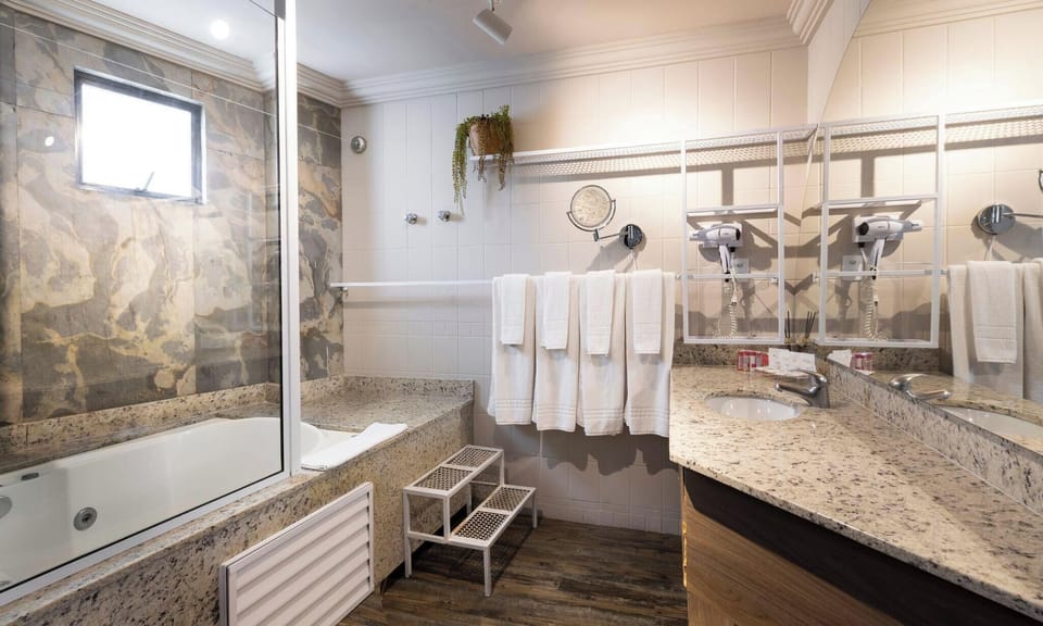 Master Suite | Minibar, in-room safe, individually furnished, desk