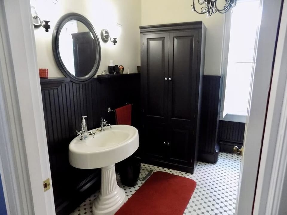 2nd Floor ensuite bathroom to the master bedroom.