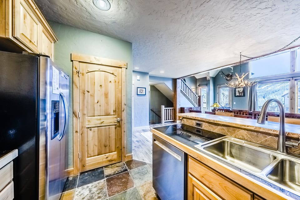 Kitchen - Kitchen with bar/peninsula. Stainless steel appliances