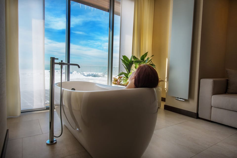 Couples treatment rooms, hot tub, Turkish bath, body treatments