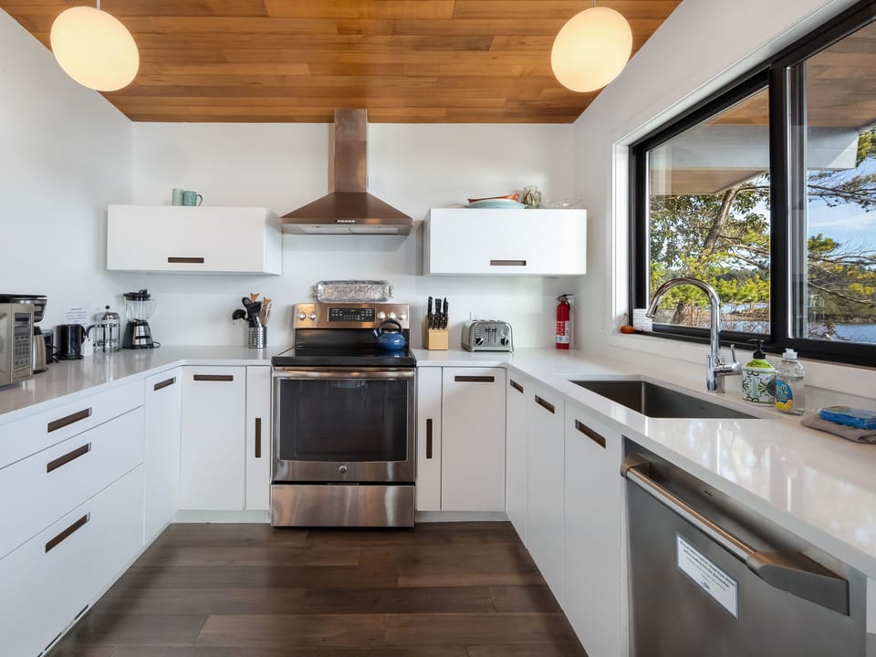 Full kitchen.