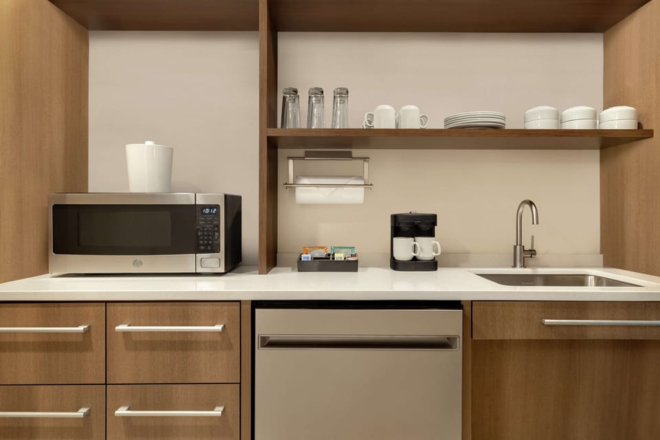 Full-size fridge, microwave, dishwasher, coffee/tea maker