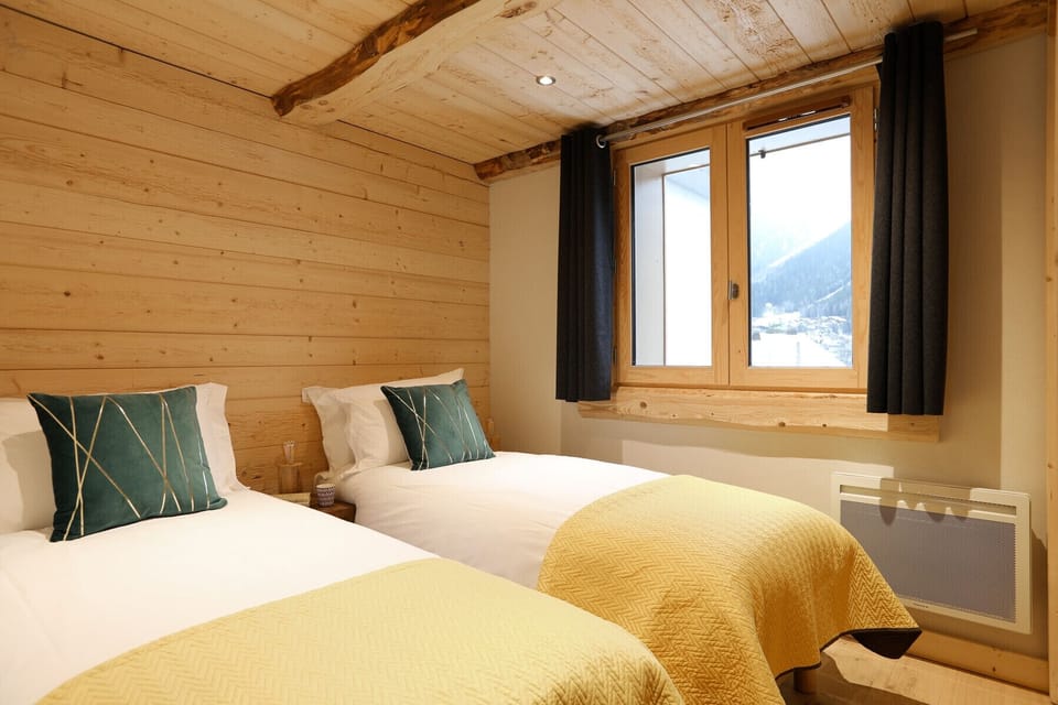Bedroom 3, flexible double or twin room