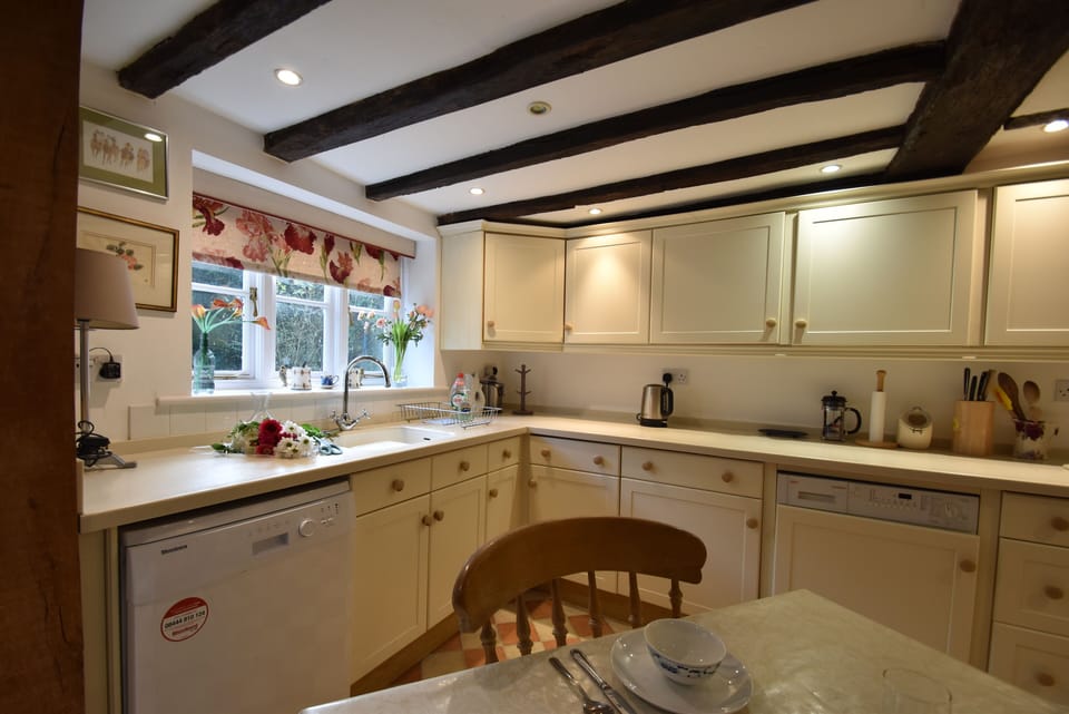 Family House | Private kitchen | Full-size fridge, oven, stovetop, electric kettle