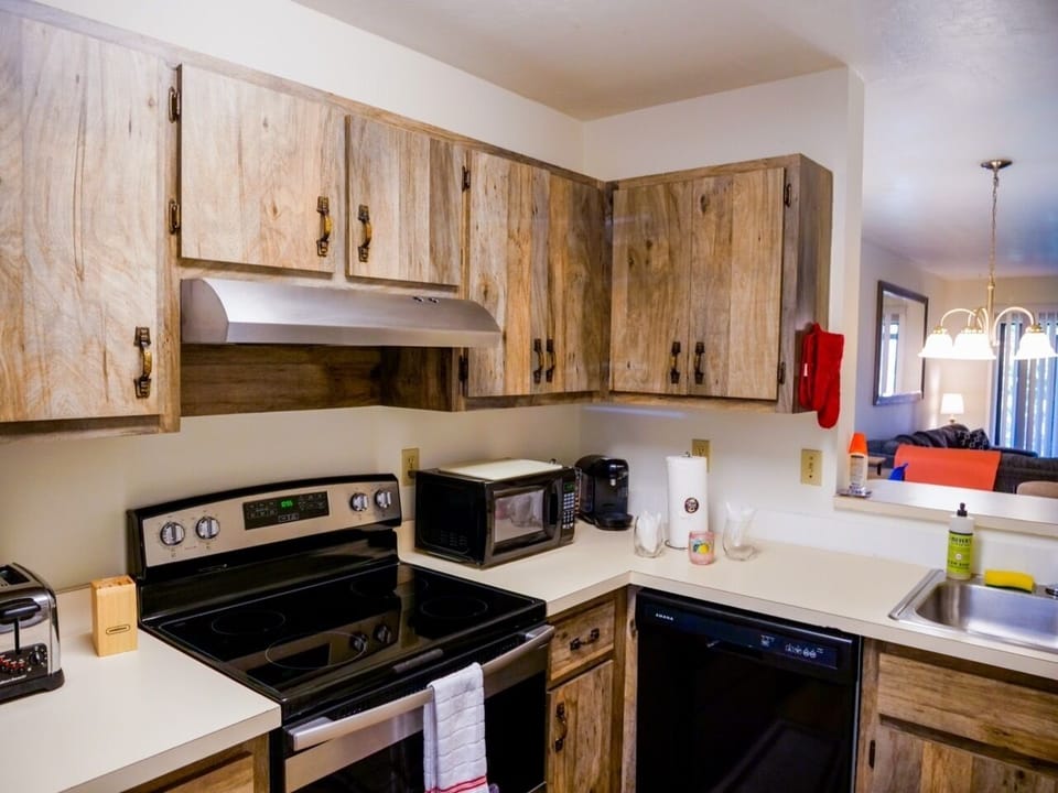 Fully Equipped Kitchen. New Stainless Steel Appliances. Oven/Stove, Dishwasher 