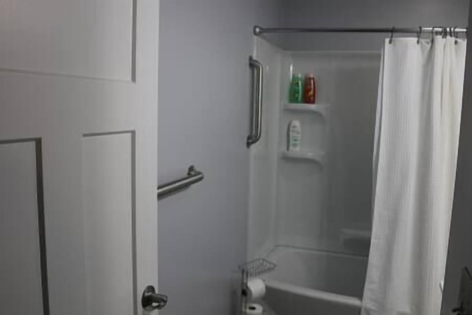 Picture of master bathroom.