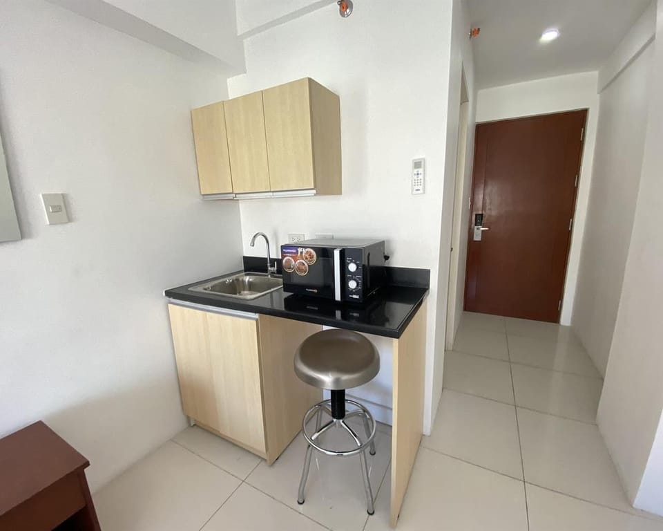 Executive Suite | Private kitchen | Fridge, coffee/tea maker
