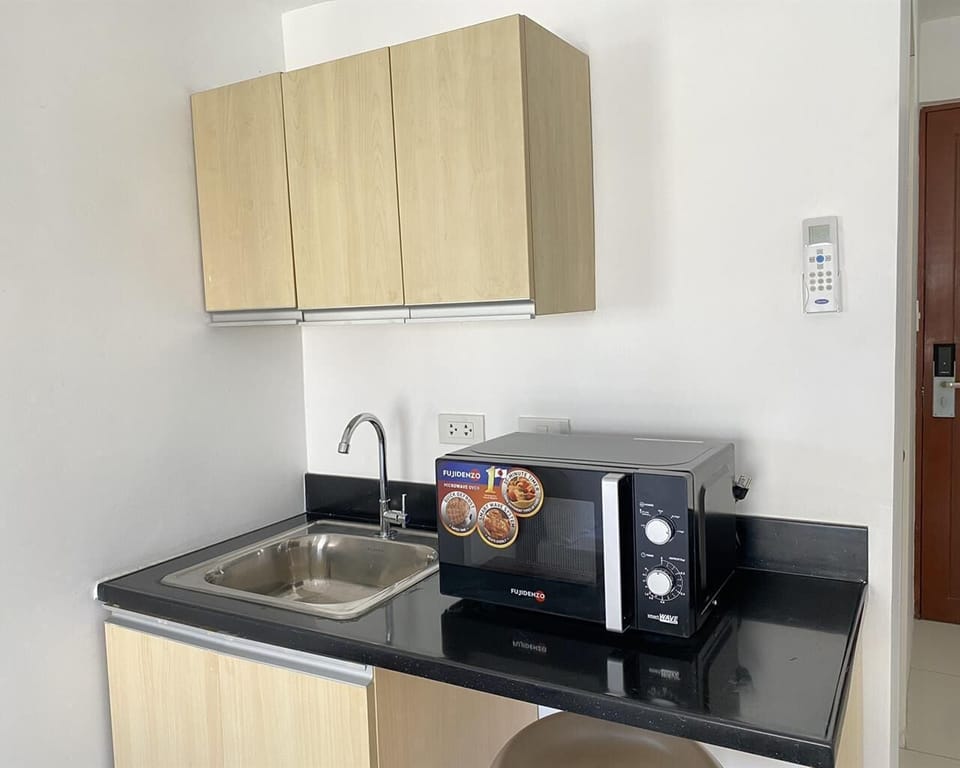 Executive Suite | Private kitchen | Fridge, coffee/tea maker
