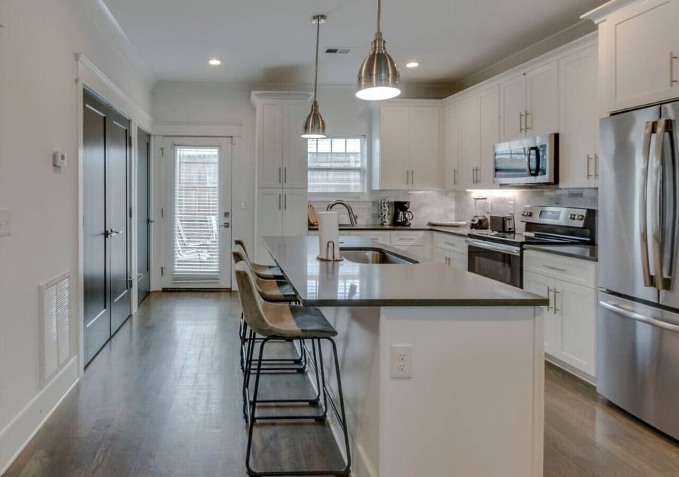 Spacious kitchen with breakfast bar, maintained by Host Extraordinaires