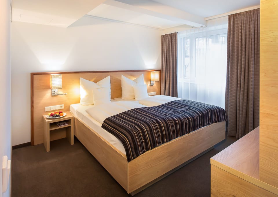 Classic Double Room | Hypo-allergenic bedding, in-room safe, desk, laptop workspace