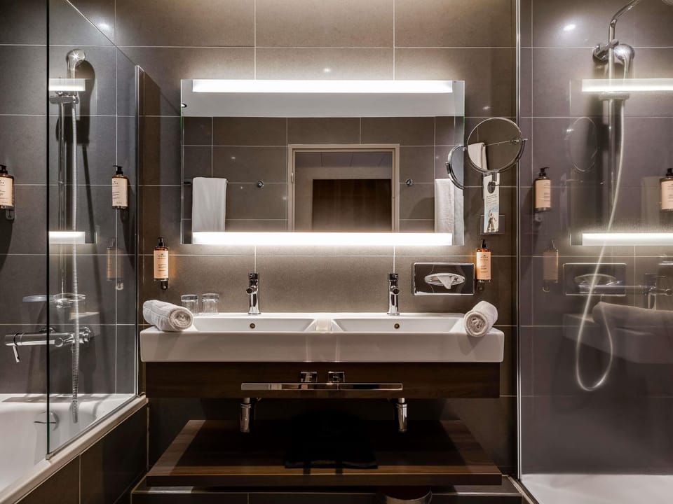 Junior Suite, 1 Double Bed | Hypo-allergenic bedding, free minibar, in-room safe, desk