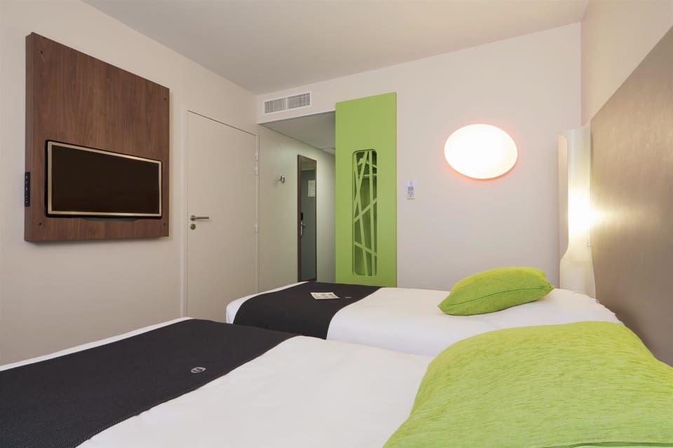 Standard Room, 2 Twin Beds | Premium bedding, desk, soundproofing, free cribs/infant beds