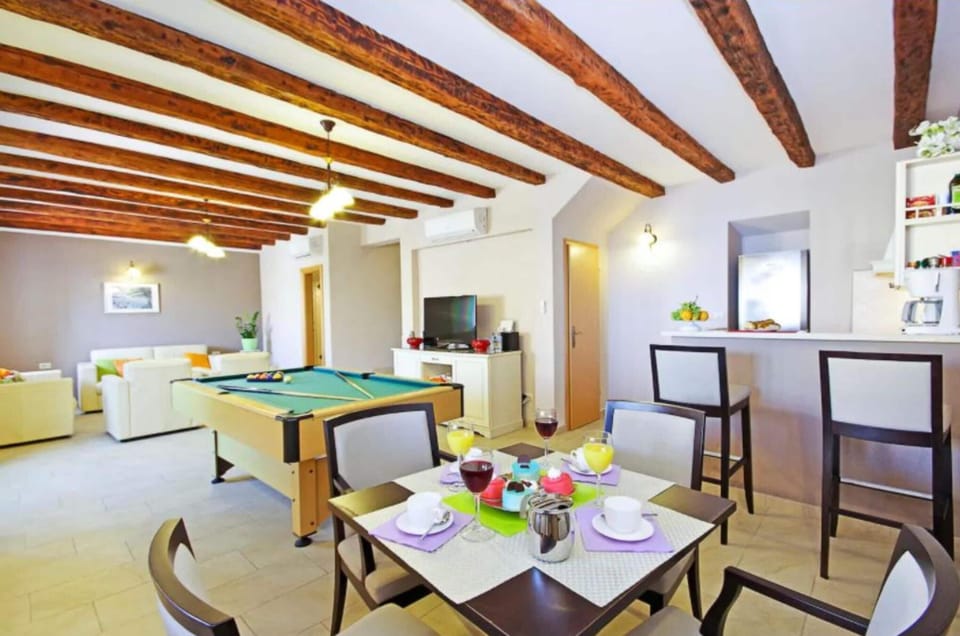 Family Villa, 6 Bedrooms, Balcony, Mountainside (Luxury Panorama Villa Dia) | Dining