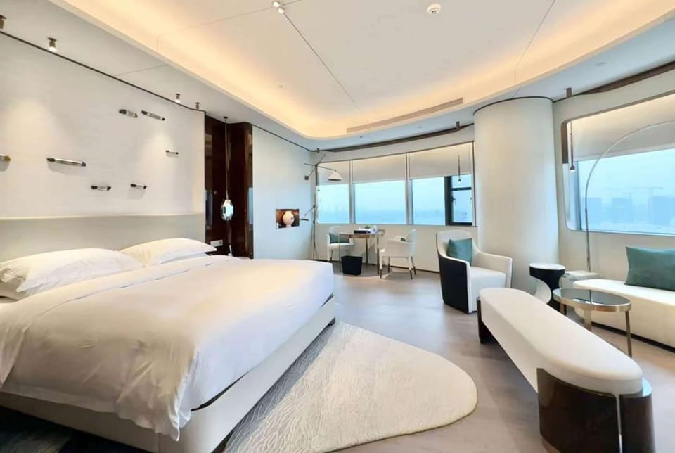 Junior Suite, 1 King Bed | In-room safe, desk, soundproofing, iron/ironing board