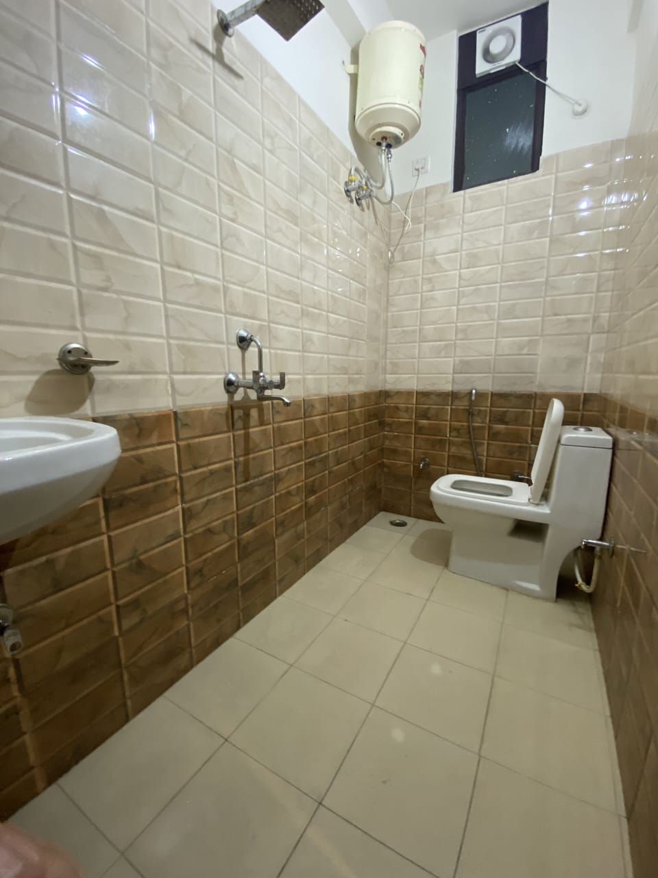 Classic Room | Bathroom | Shower, free toiletries