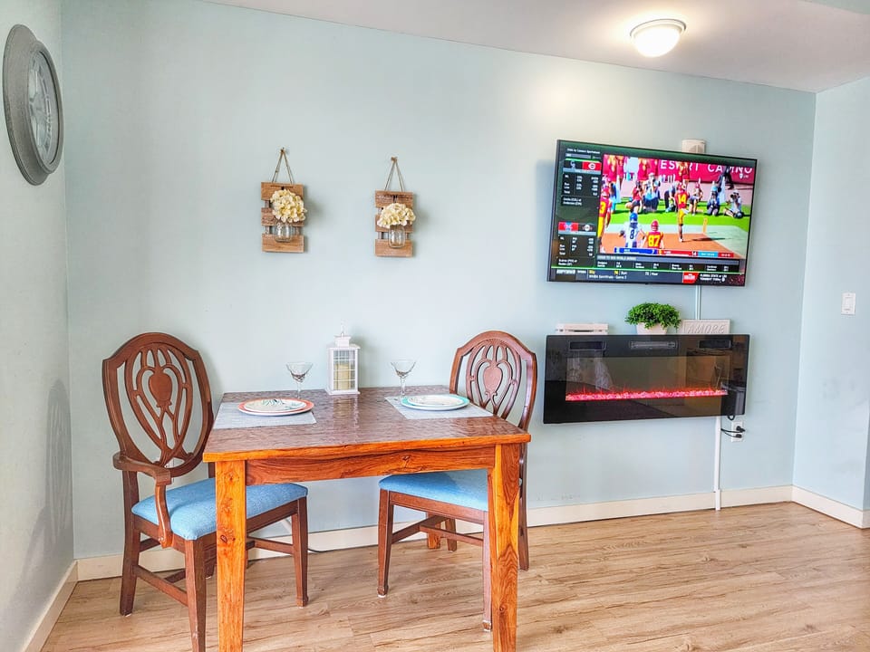 Cozy Dining area, Smart TV and Fireplace!