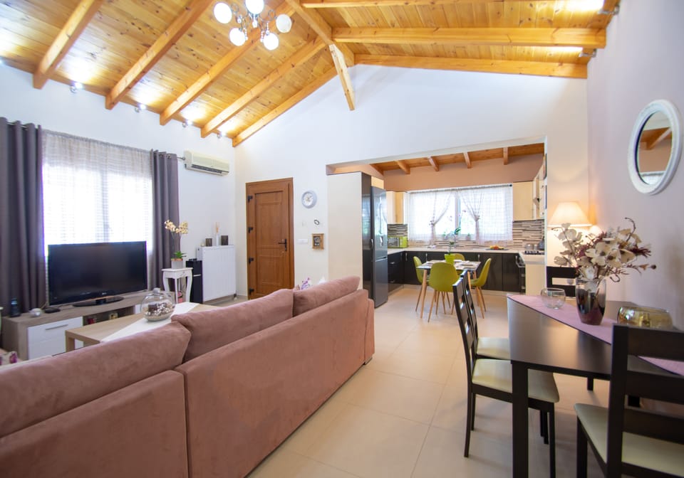 Comfort House | Living area | 32-inch flat-screen TV with digital channels, TV, fireplace