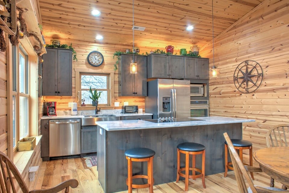 Fully Equipped Kitchen w/ Breakfast Bar Seating