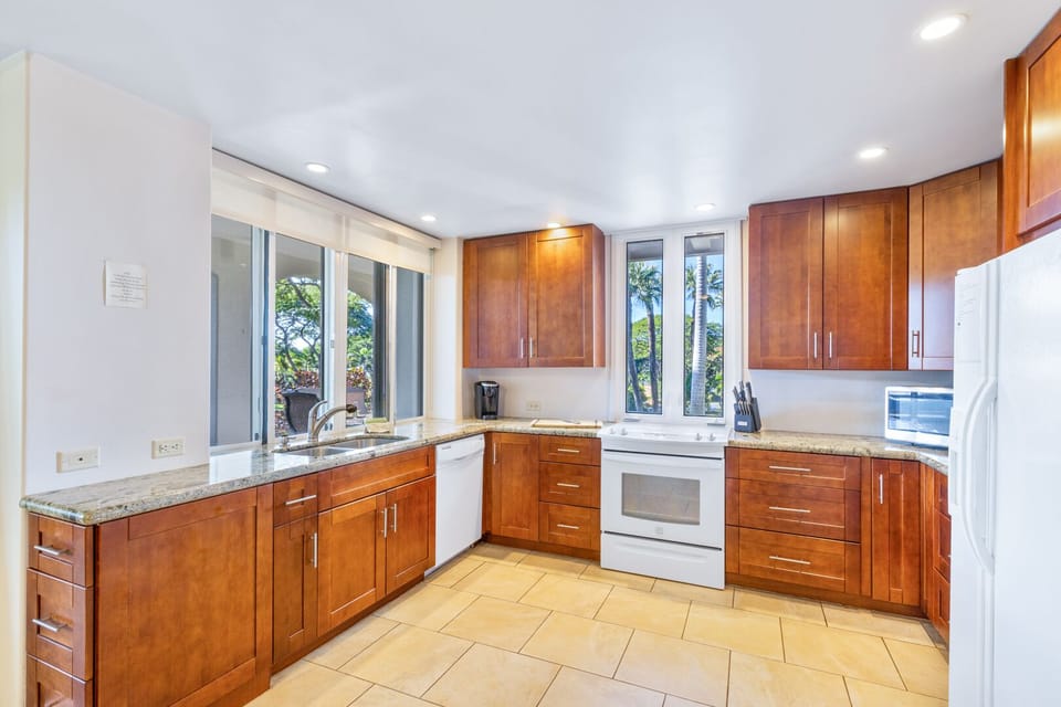 The kitchen is very well equipped with everything you need to prepare meals for inside, outside, or to take to the beach.