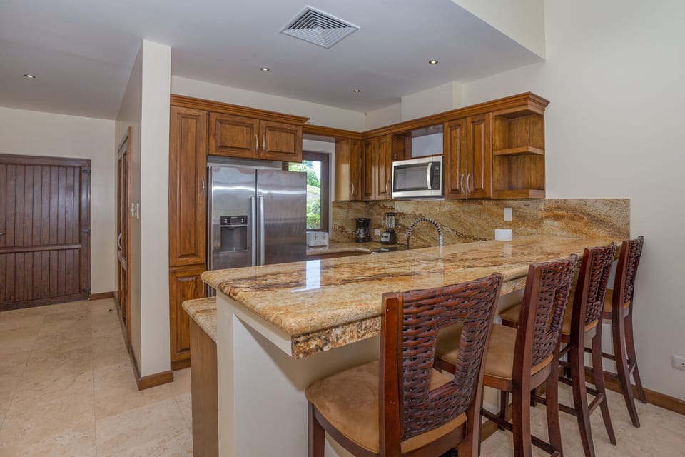 Kitchen & Breakfast counter