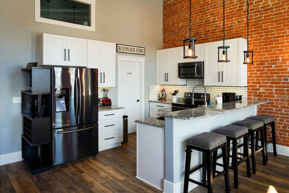 Kitchen w/ pantry