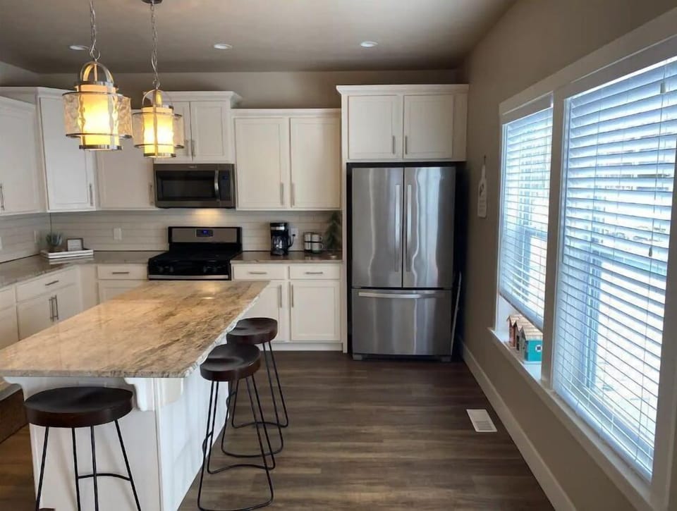 Eat-in kitchen with bar seating for 4 
