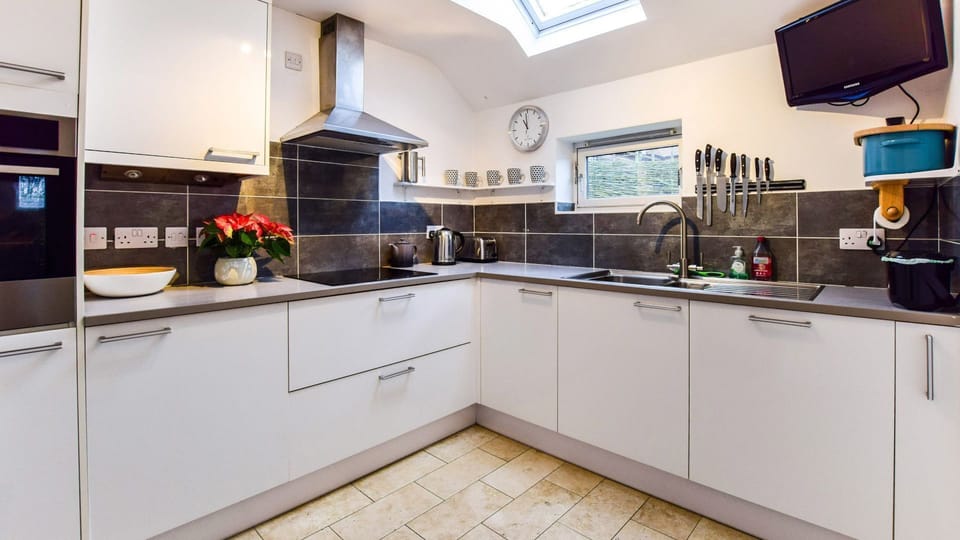 Kitchen, Granary at Hunt Court, Bolthole Retreats