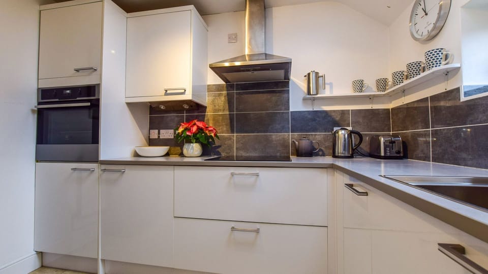 Kitchen, Granary at Hunt Court, Bolthole Retreats