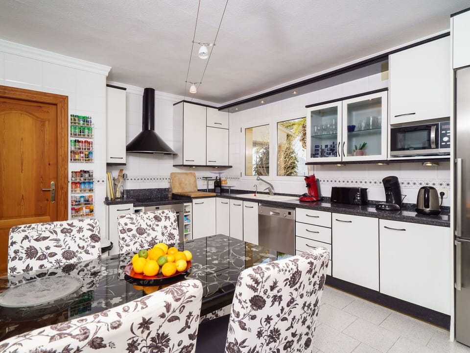 Cabinetry, Countertop, Furniture, Property, Kitchen Stove, Kitchen, Interior Design, Drawer, Home Appliance