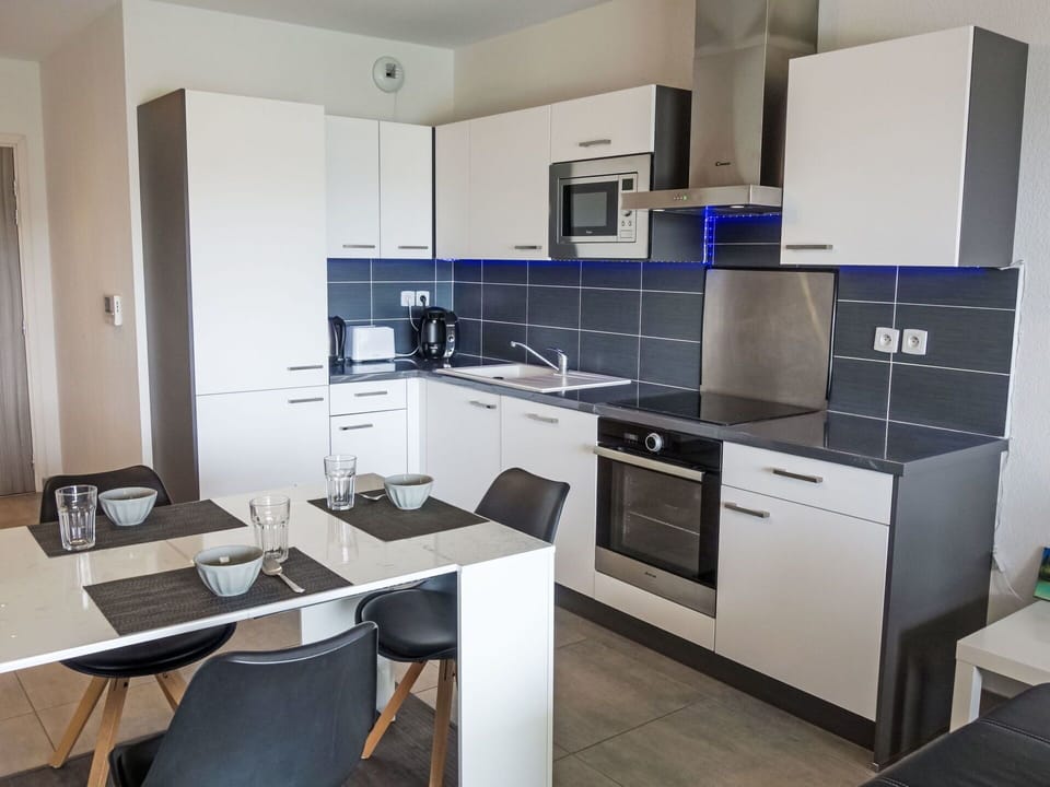 Cabinetry, Property, Kitchen Sink, Countertop, Sink, Kitchen Appliance, Kitchen Stove, Kitchen, Interior Design, Wood