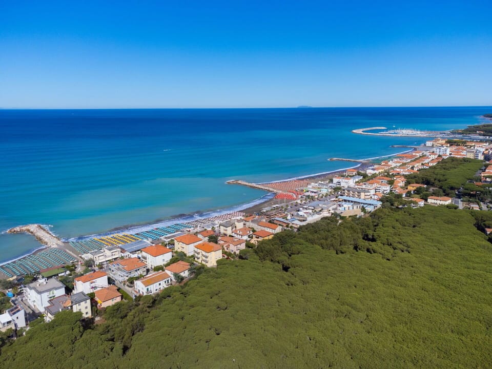 Water, Sky, Natural Landscape, Beach, Coastal And Oceanic Landforms, Horizon, Headland, Landscape, Urban Design, Plant