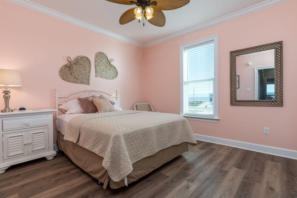 SE Queen Bedroom Sandy Cheeks
