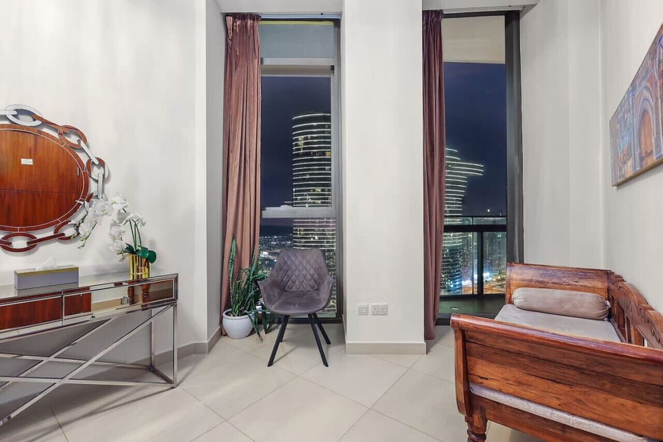 Chic Lounge: Stunning views and elegant decor make this the perfect relaxation spot!