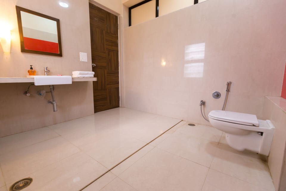 Shower, free toiletries, towels