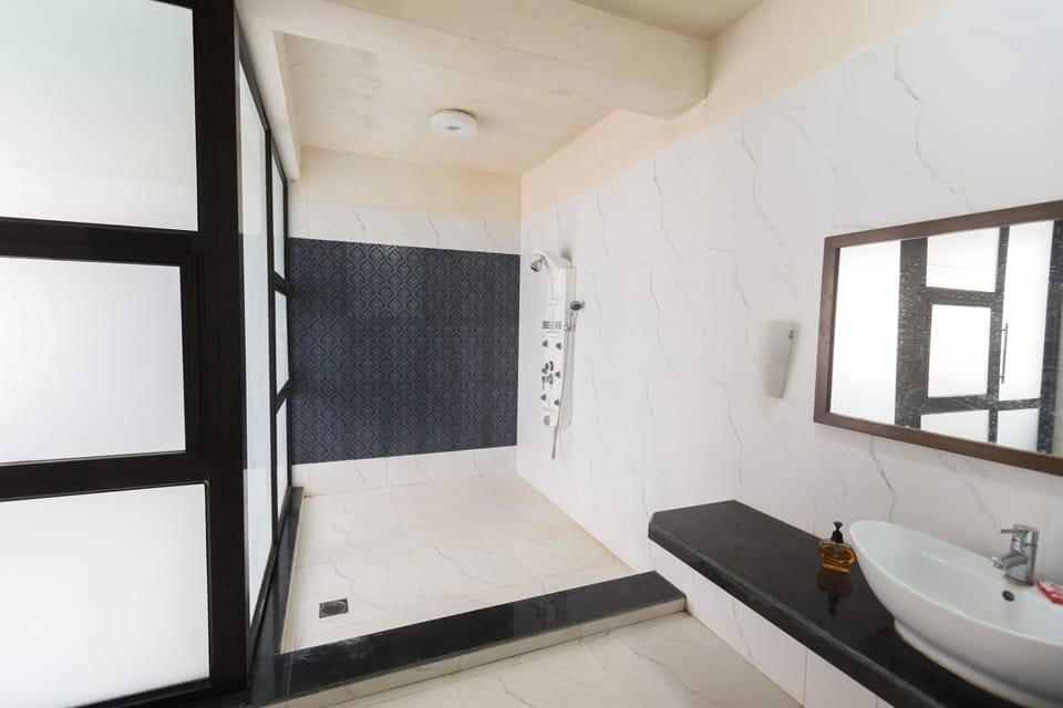 Shower, free toiletries, towels
