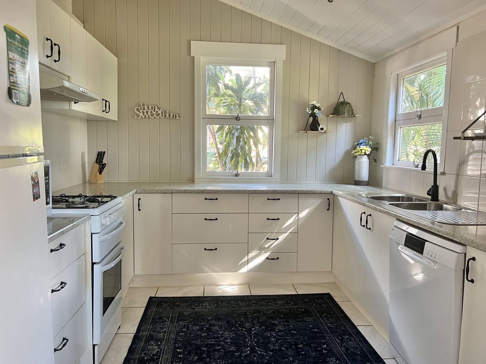 This kitchen has everything you need to cook up a storm. Even a juicer!