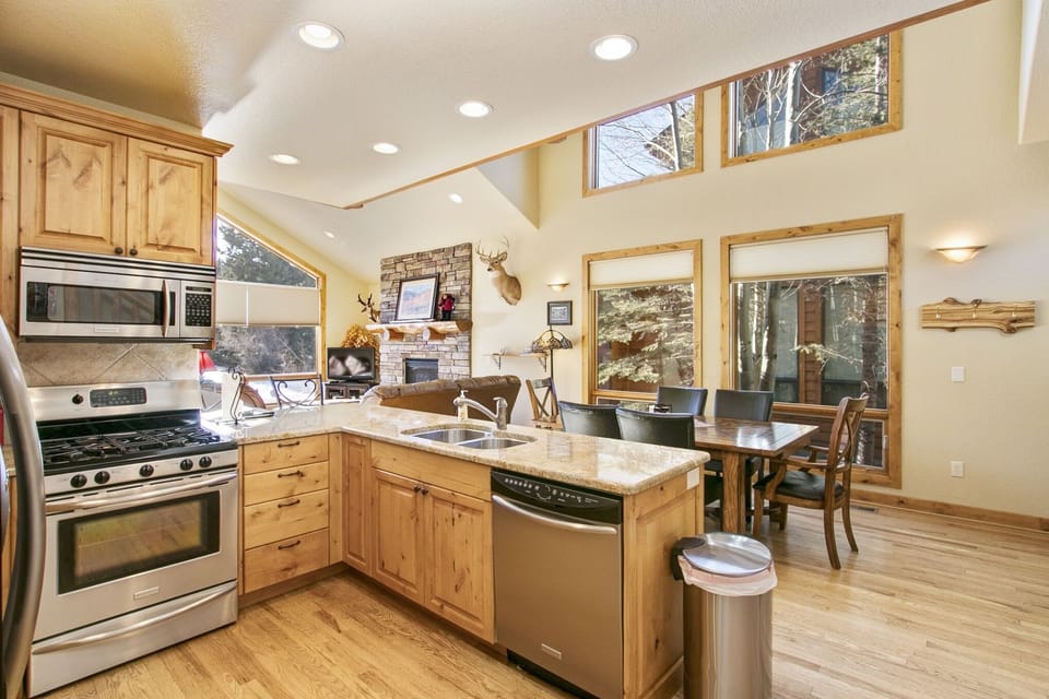 Townhome, 3 Bedrooms | Private kitchen | Fridge, microwave, oven, coffee/tea maker