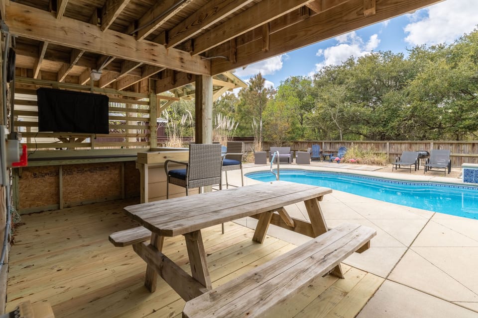 Pool bar and eating area with smart TV