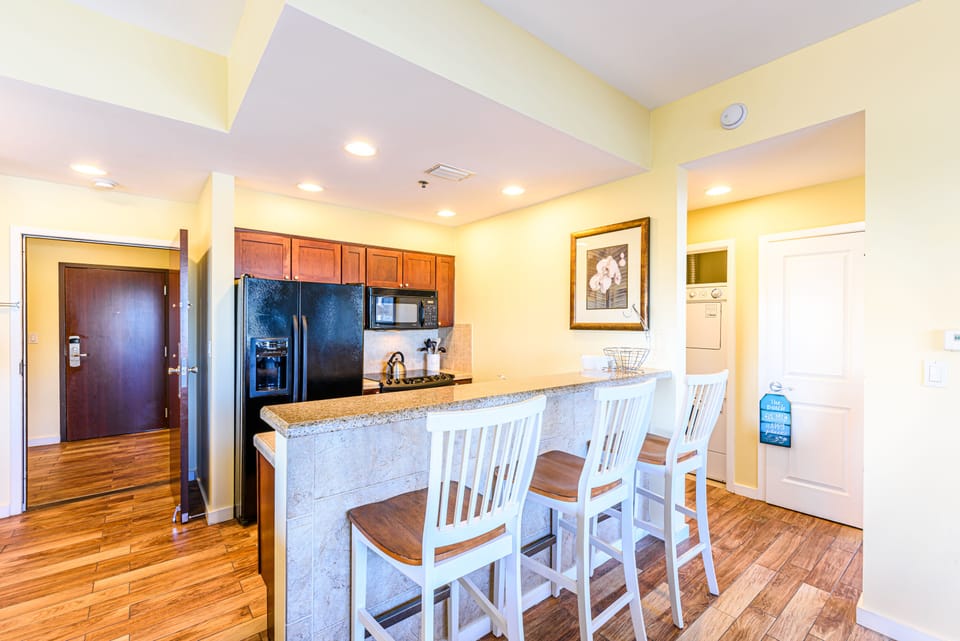 Kitchen and Breakfast Bar