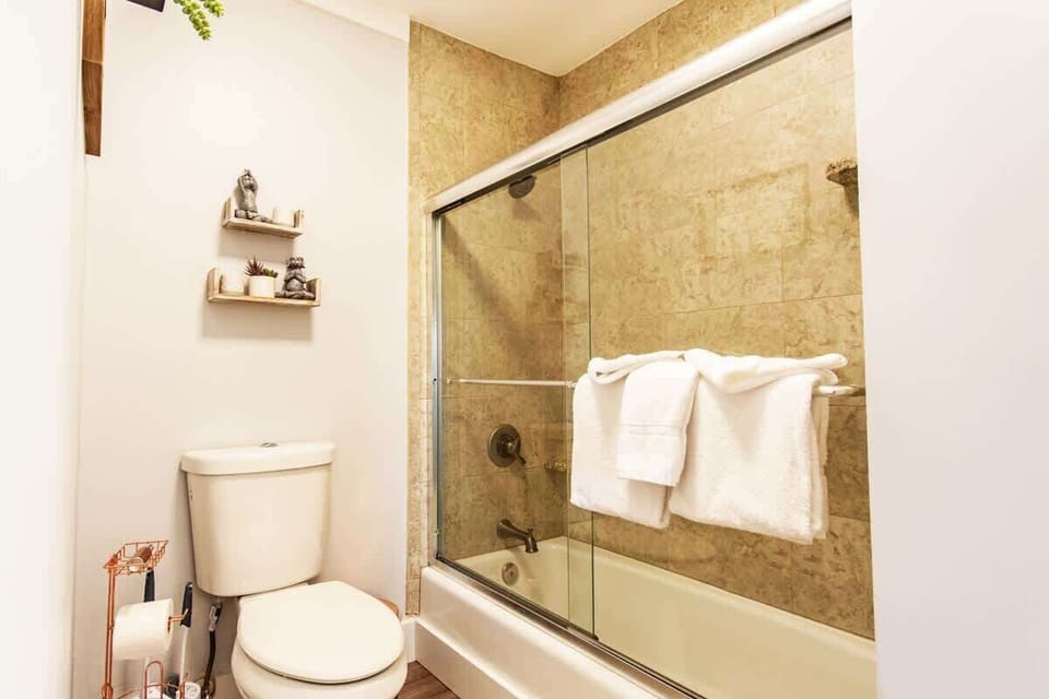 A full tub and shower is perfect for getting ready for the beach.