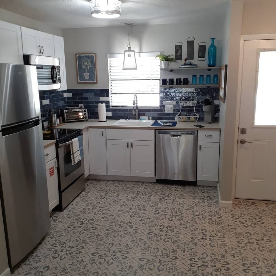 New Kitchen! So clean & well equipped