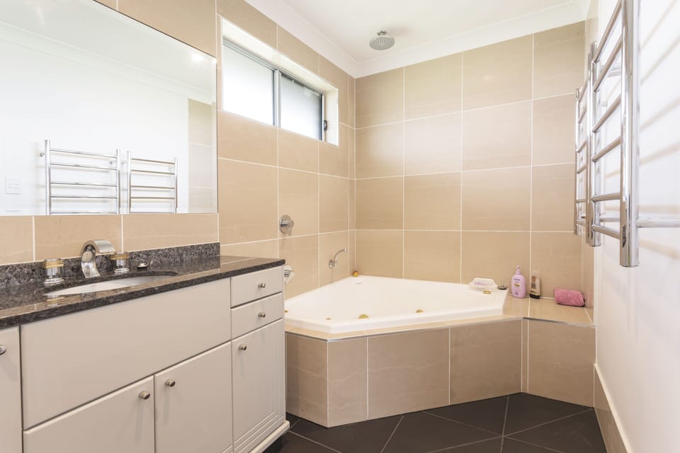 Bathroom 2 with spa (& laundry)