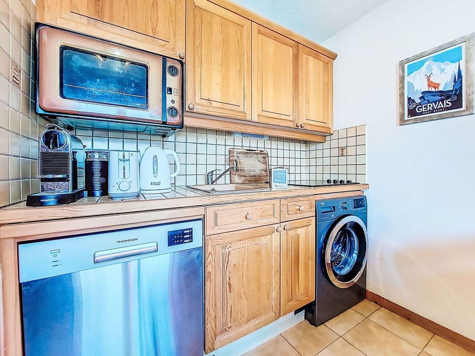 Major Appliance, Interior Design, Flooring, Floor, Ceiling, Kitchen, Furniture, Room, Countertop, Cabinetry