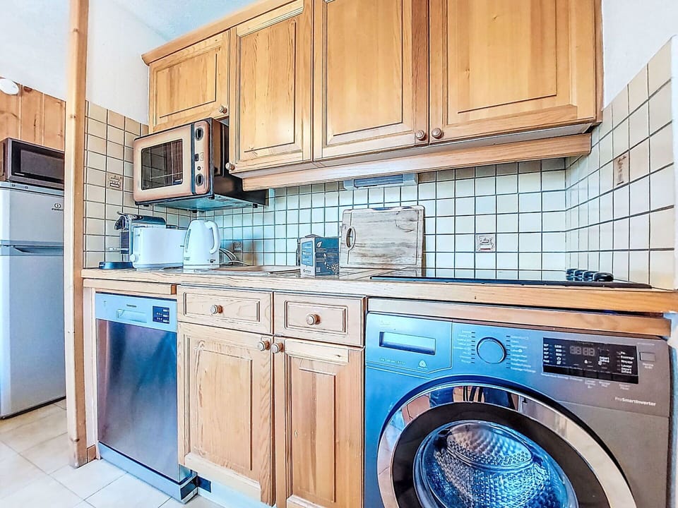 Major Appliance, Washing Machine, Flooring, Interior Design, Countertop, Floor, Plumbing Fixture, Kitchen Appliance, Kitchen, Ceiling