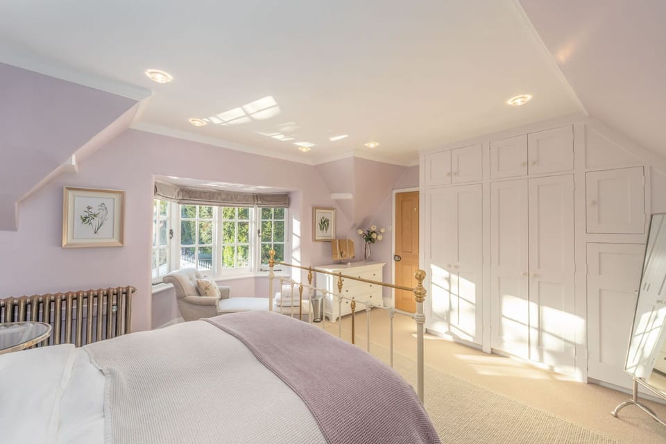 A bedroom with four poster bed at Rose Cottage, Isle of Wight
