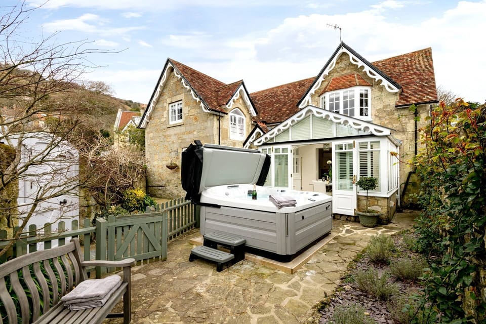 The exterior and hot tub at Rose Cottage in the Isle of Wight