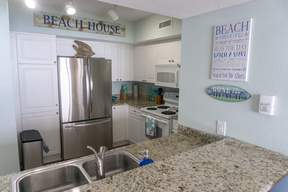 Large Fridge W/ Ice Maker!