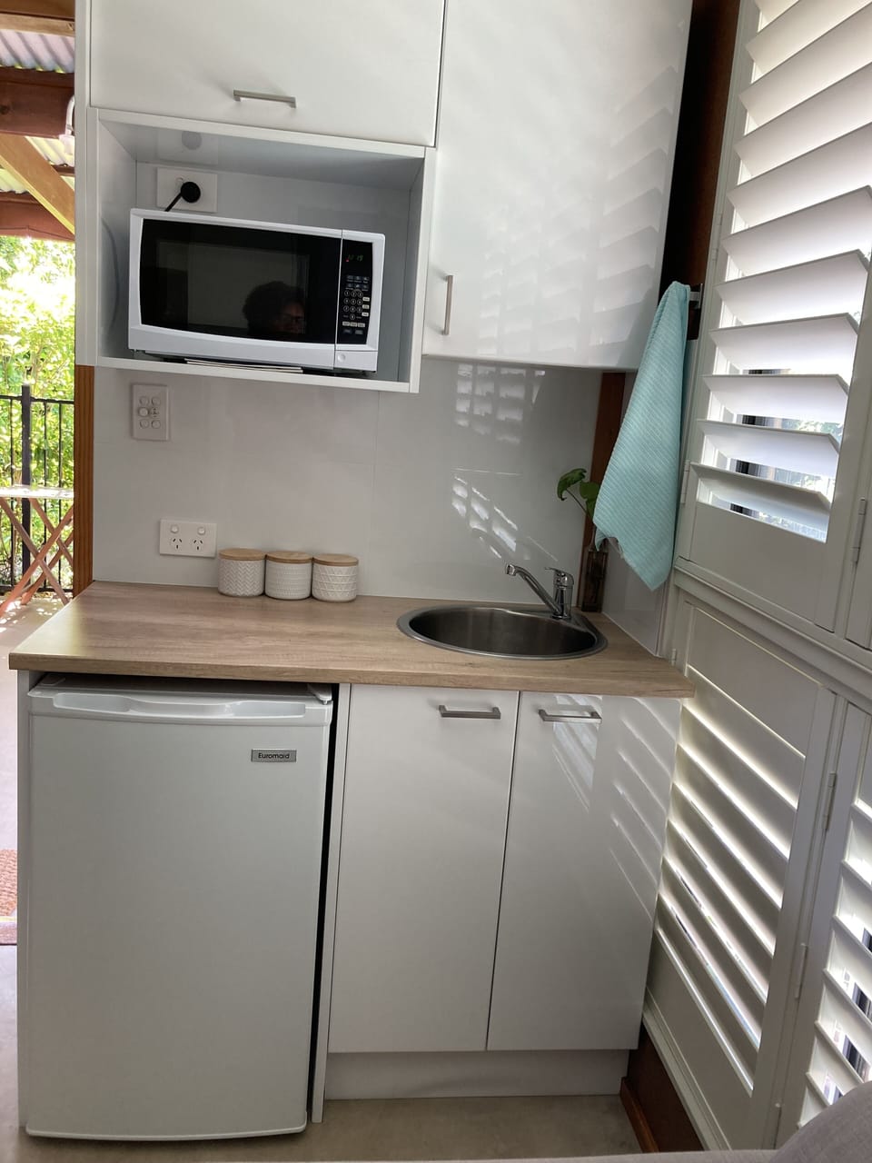 Kitchenette with bar fridge 