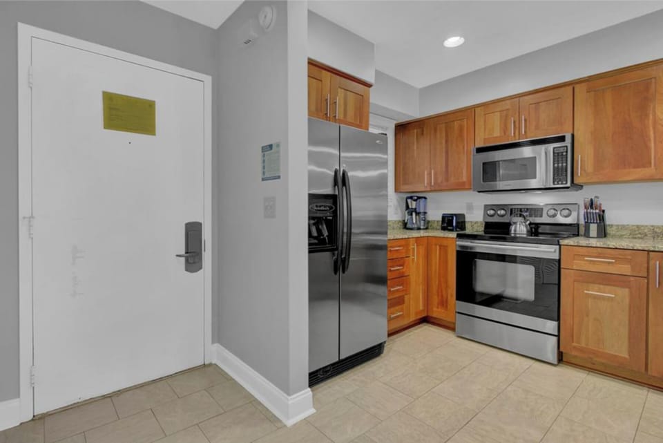 Updated kitchen, modern appliances.